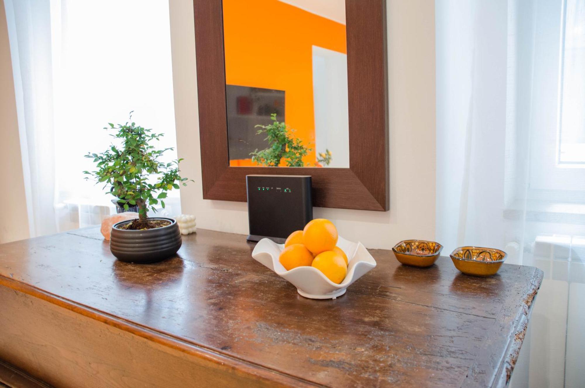 Apartment Orange Please - *